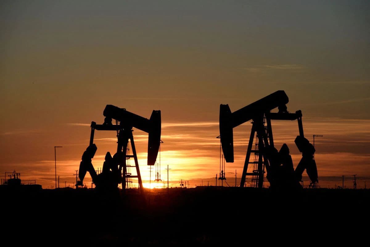 Oil Drops on U.S. Inventory Jump, Rate Hike Worries